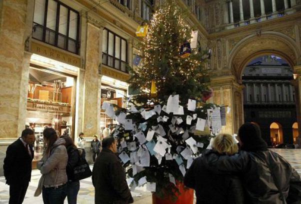 Tentano di rubare l'albero di Natale a Napoli 