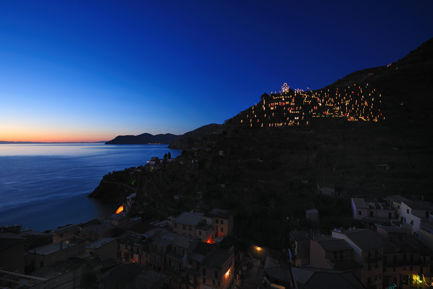 Si accende il Natale della Liguria, dalle 17 Primocanale in diretta da Genova e Manarola 