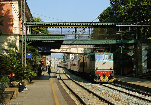 Pegli, cade sui binari e viene travolto dal treno: salvo per miracolo