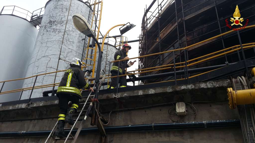 Serbatoio in disuso prende fuoco: intervento dei vigili del fuoco in porto a Genova