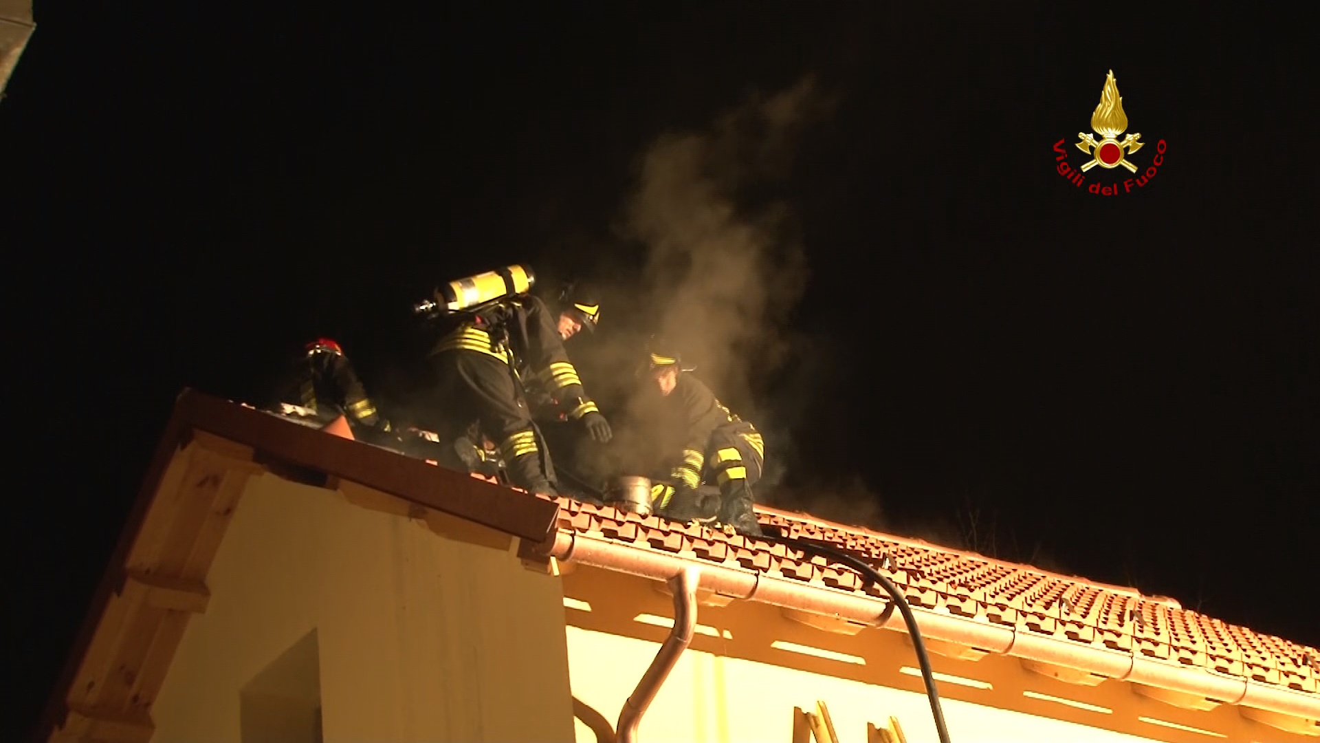 Incendio di un tetto a Crocefieschi, nessun ferito 