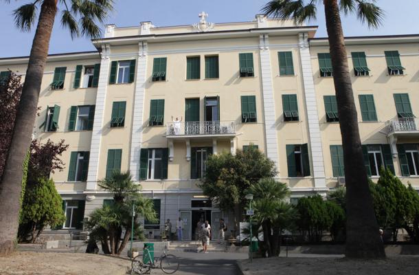 Muratore trovato morto nel bagno dell'ospedale Saint Charles