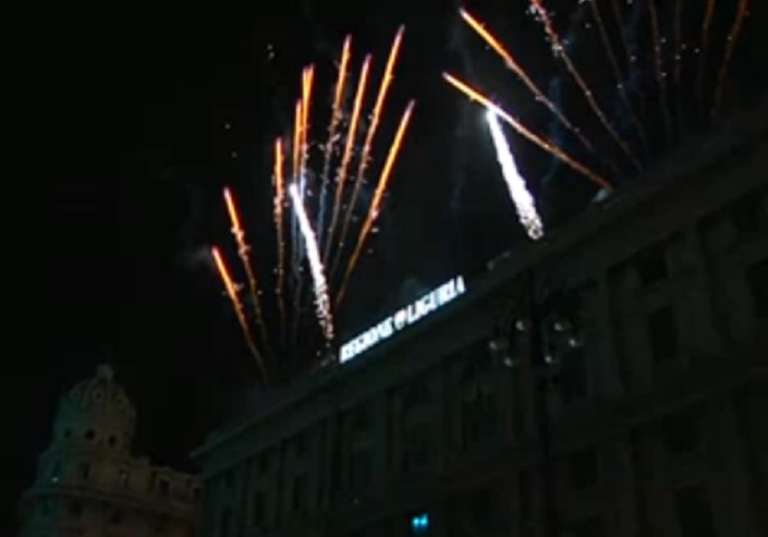 Migliaia di genovesi in piazza De Ferrari per i fuochi d'artificio 