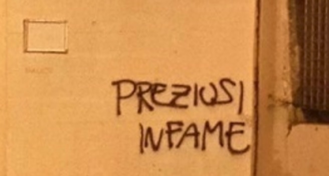 Genoa la contestazione arriva a Pegli, striscioni e scritte contro squadra e presidente