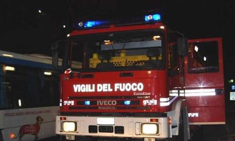 Albenga, furgone fugge dalla polizia ma cade nel fossato