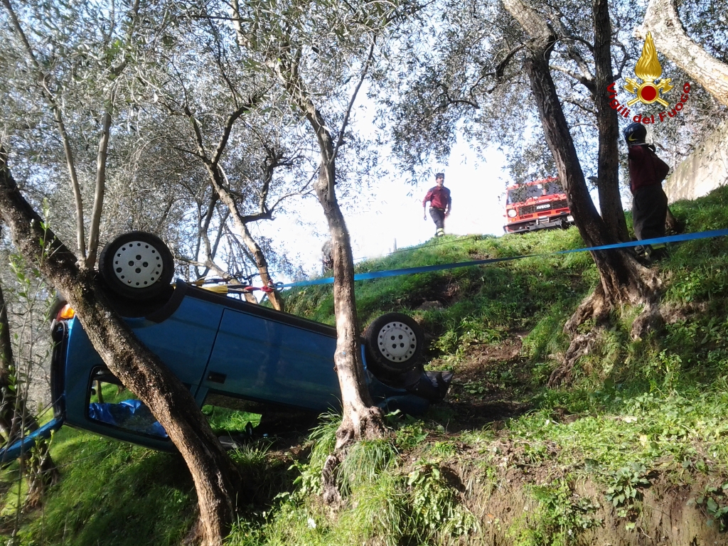 Incidente alle spalle di Chiavari, donna incastrata in macchina