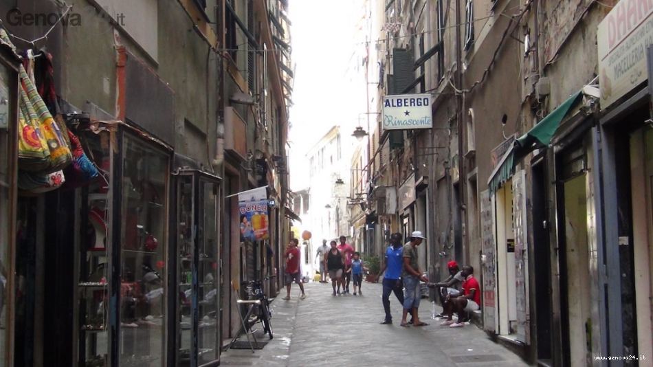 Arrestano senegalese in via Prè, Carabinieri aggrediti e feriti