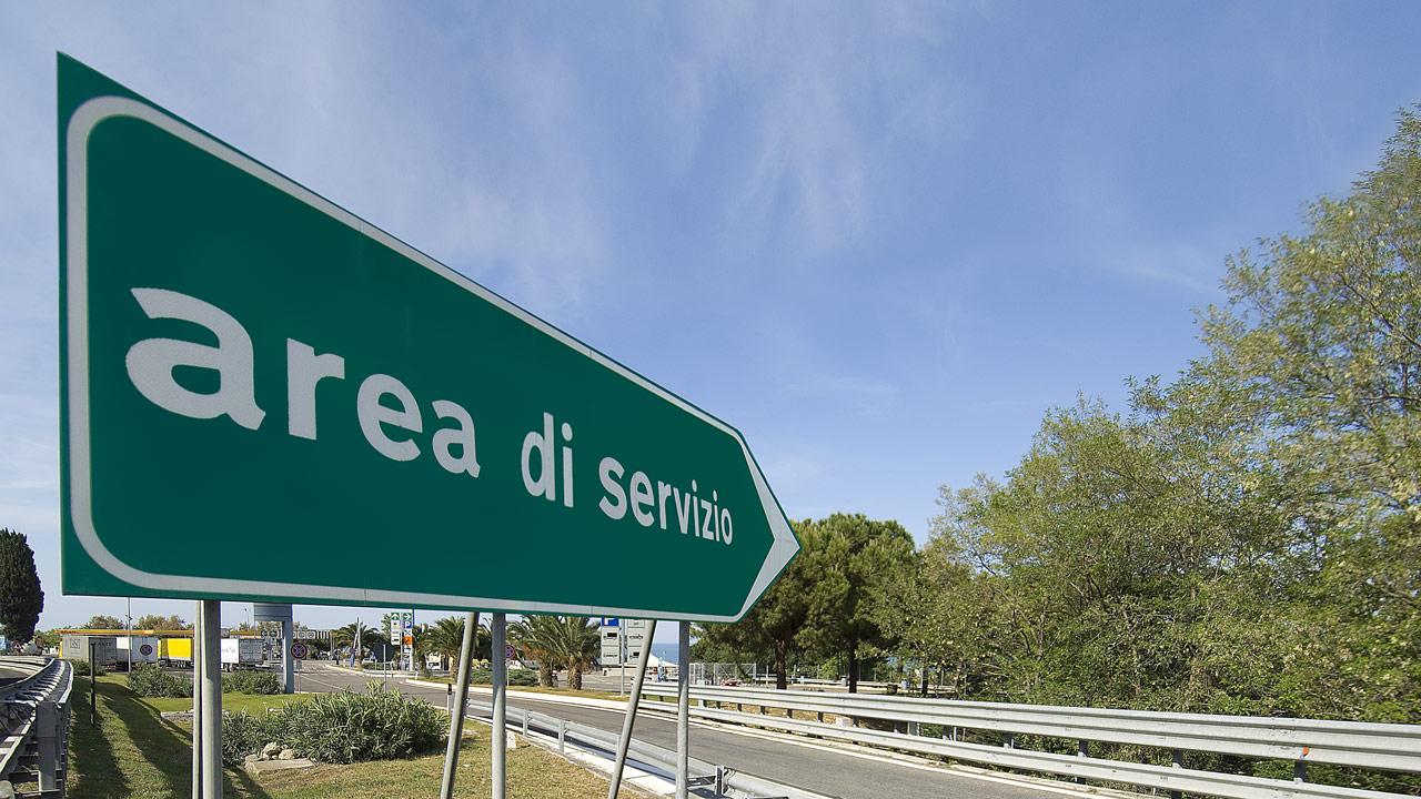 Ferito alla gola il cassiere di un'area di servizio 