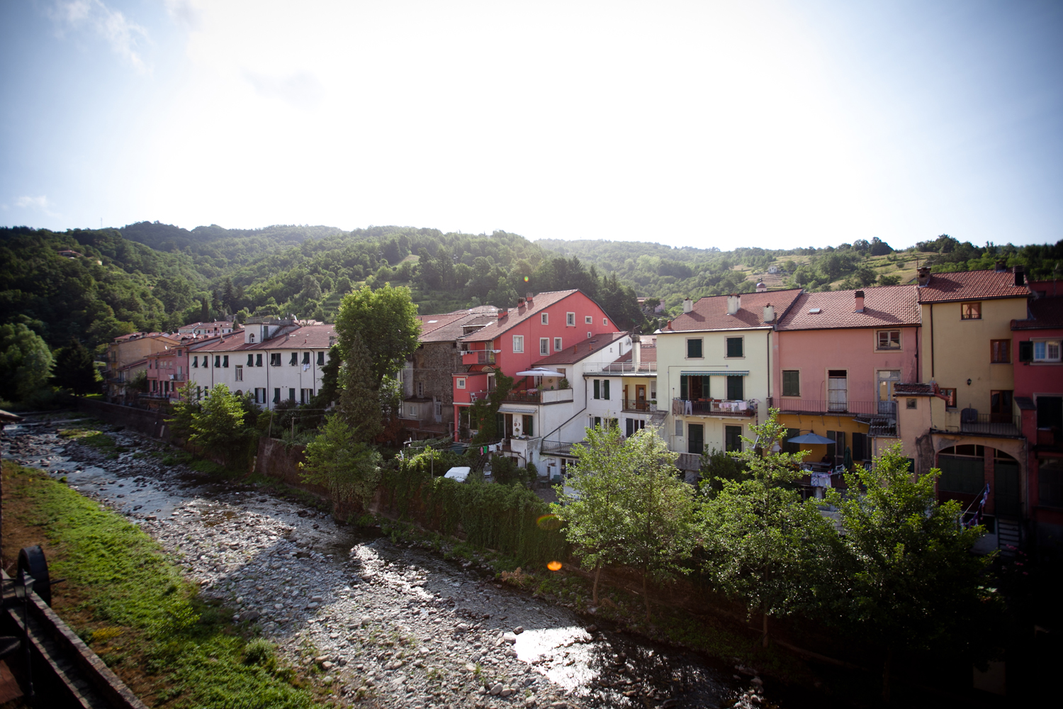 Varese Ligure, donna precipita lungo la riva di un fiume