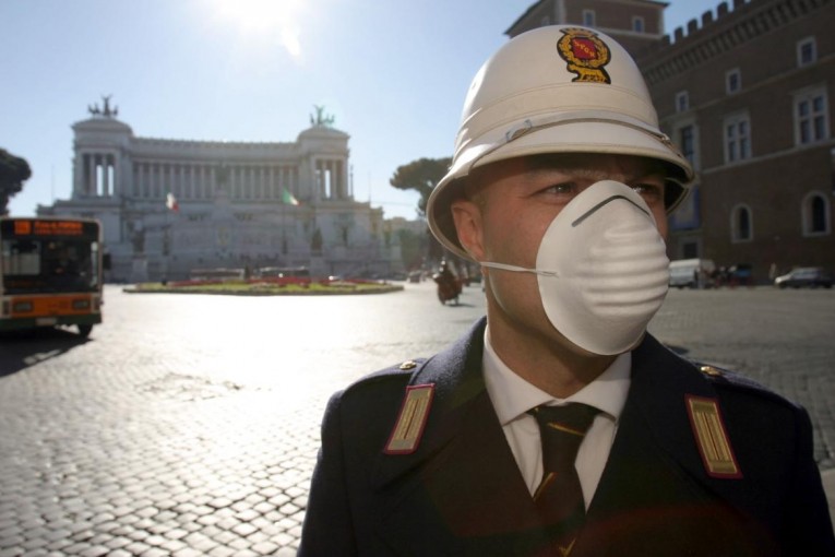 Smog: oggi traffico bloccato per sei ore a Milano, targhe alterne a Roma