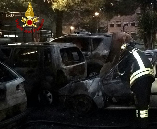 La Spezia, incendio distrugge quattro automobili 