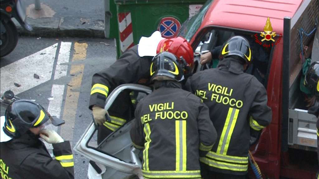 Genova, scontro auto-furgone: un ferito leggero