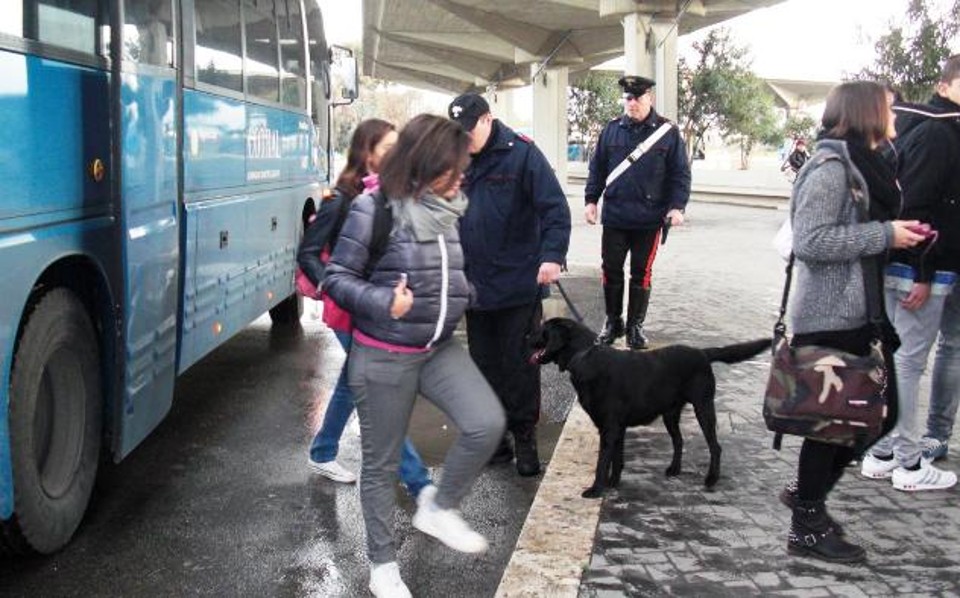 Nascondeva nello zaino 2kg di marijuana, arrestata 22enne