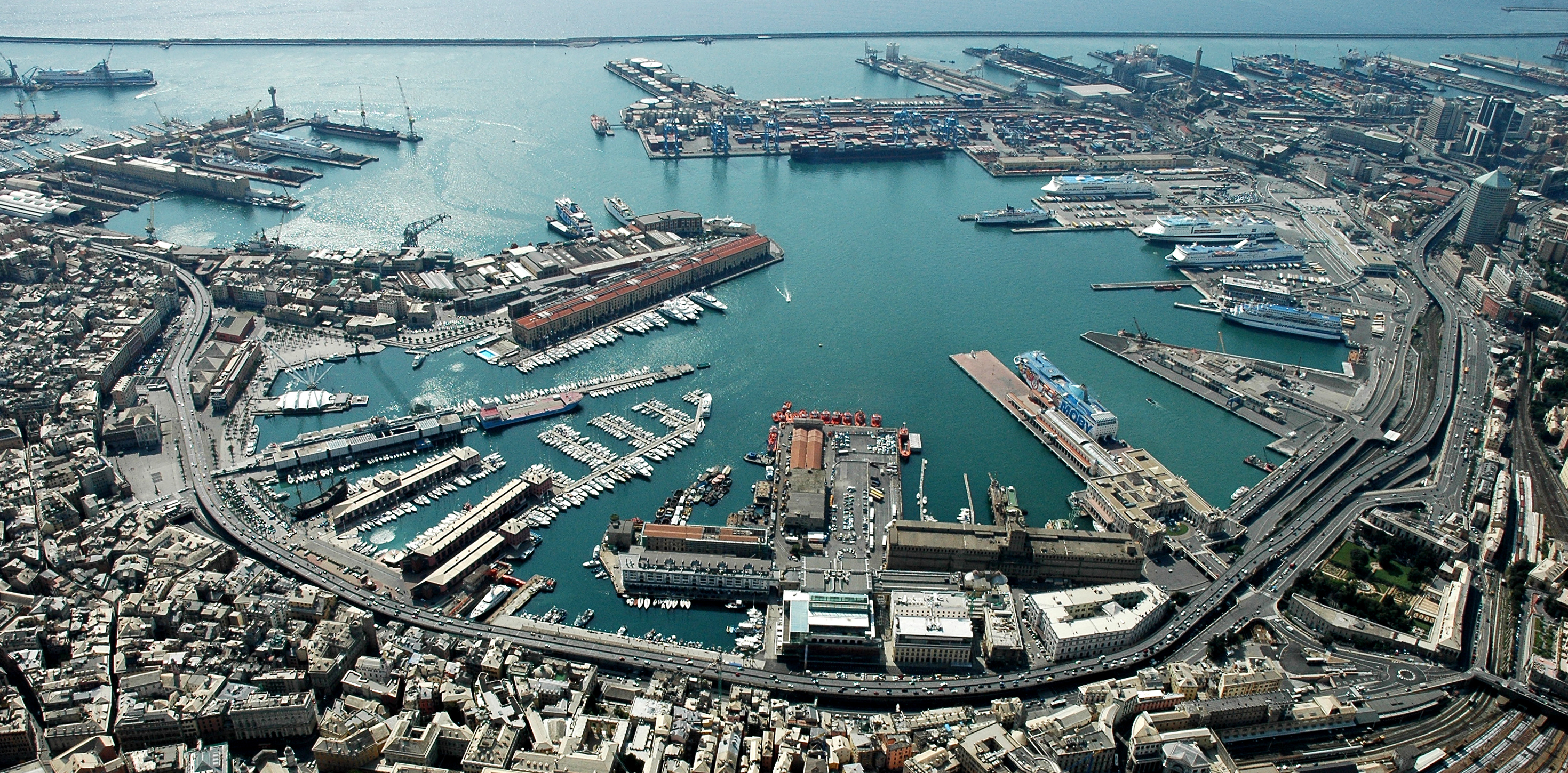 Il porto di Genova chiude il 2015 in crescita per merci e passeggeri