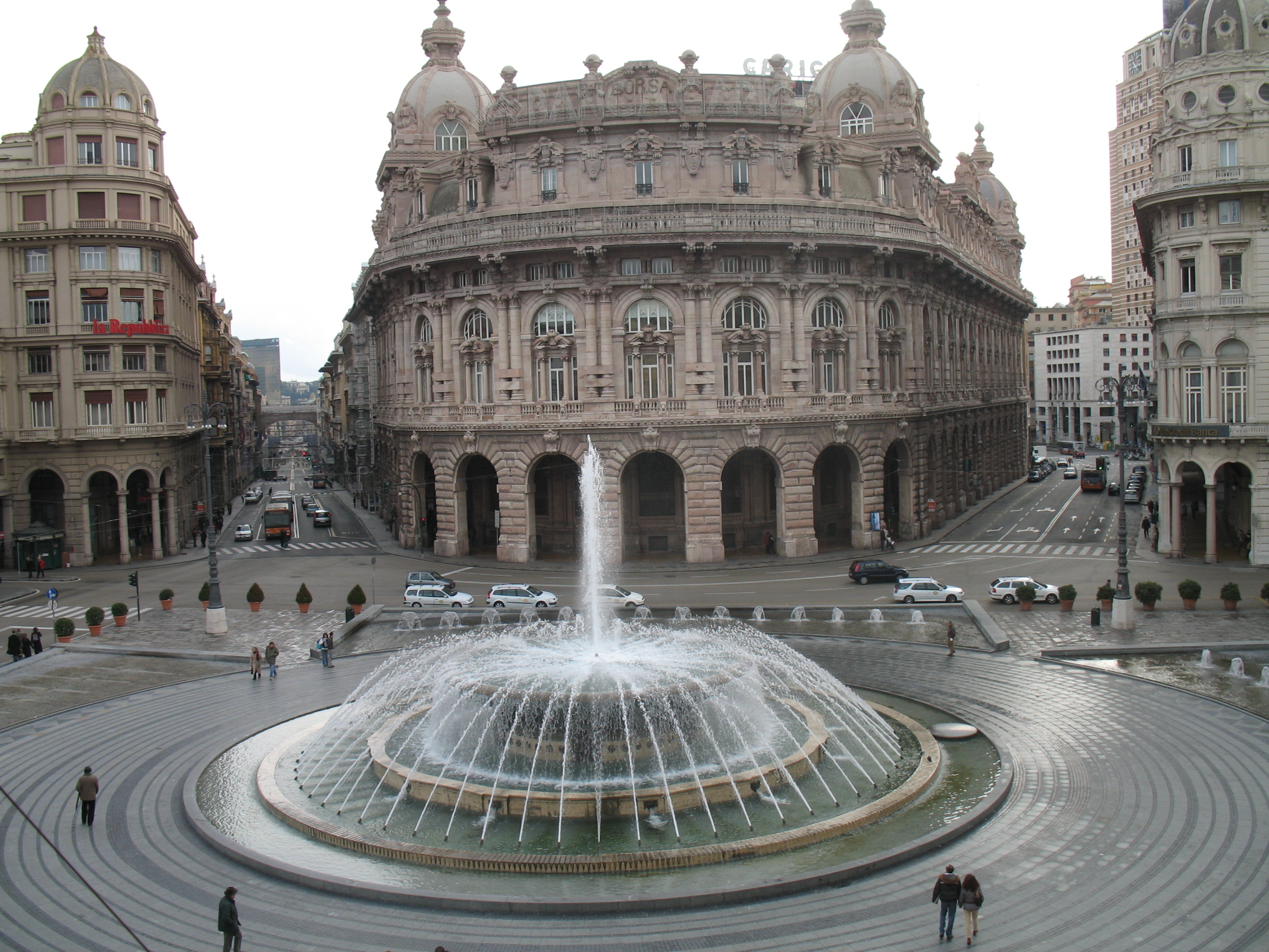 Flash smog in piazza De Ferrari alle 15 contro l'inquinamento