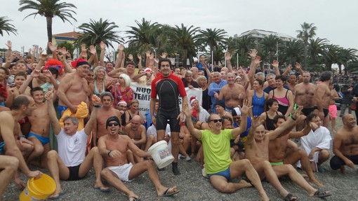 Cimento di fine anno a Pietra Ligure, 192 nuotatori sfidano il freddo