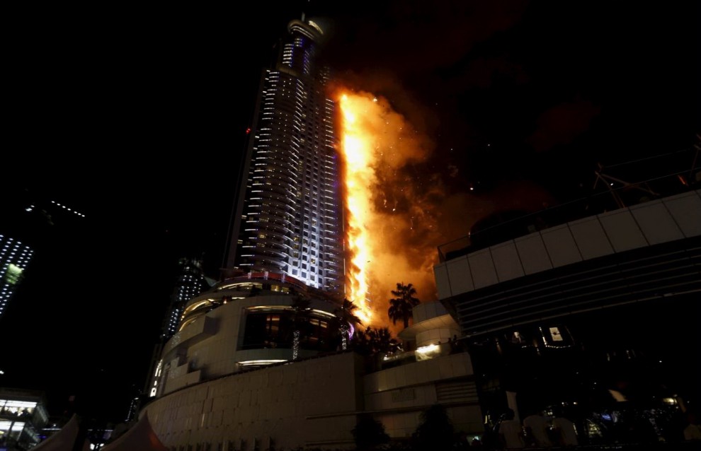 Nella notte di Capodanno grattaciello in fiamme a Dubai: un morto e 15 feriti 