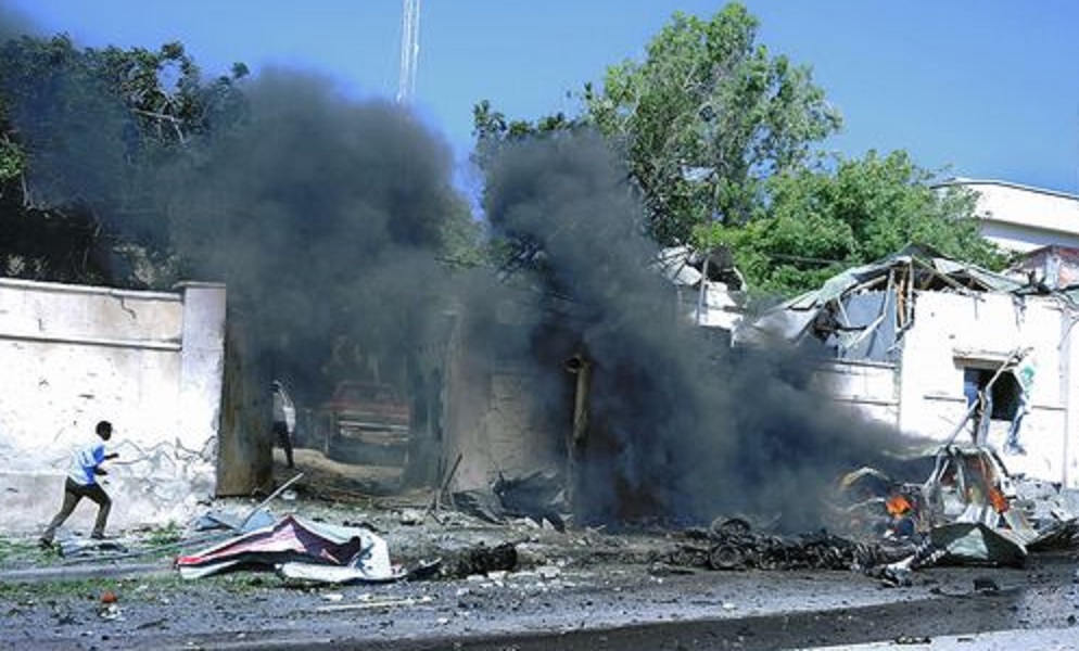 Un kamikaze si è fatto esplodere in un ristorante a Mogadiscio: tre morti 