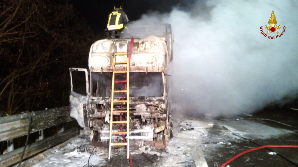 Camion in fiamme sull'autostrada A26, le immagini dei Vigili del Fuoco