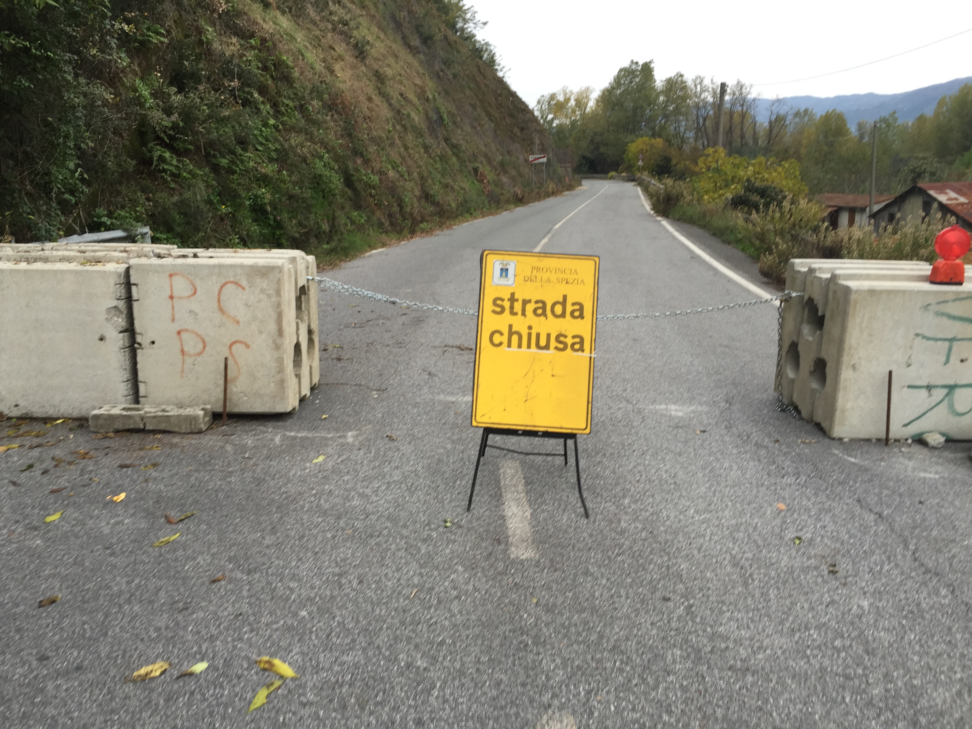 Strada della Ripa, accesso e transenne forzati nella notte