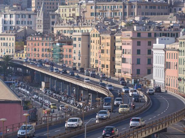 Perdita di sostanza oleosa in Sopraelevata, code in direzione Foce