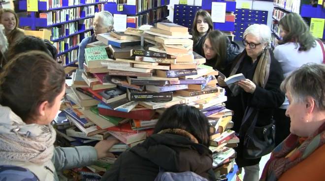 Alla Berio smantellato l'albero di Natale fatto di libri, venduti per beneficenza