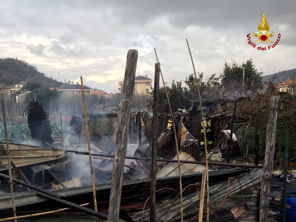 Stufa difettosa, incendio di baracche sulle alture di Sestri Levante