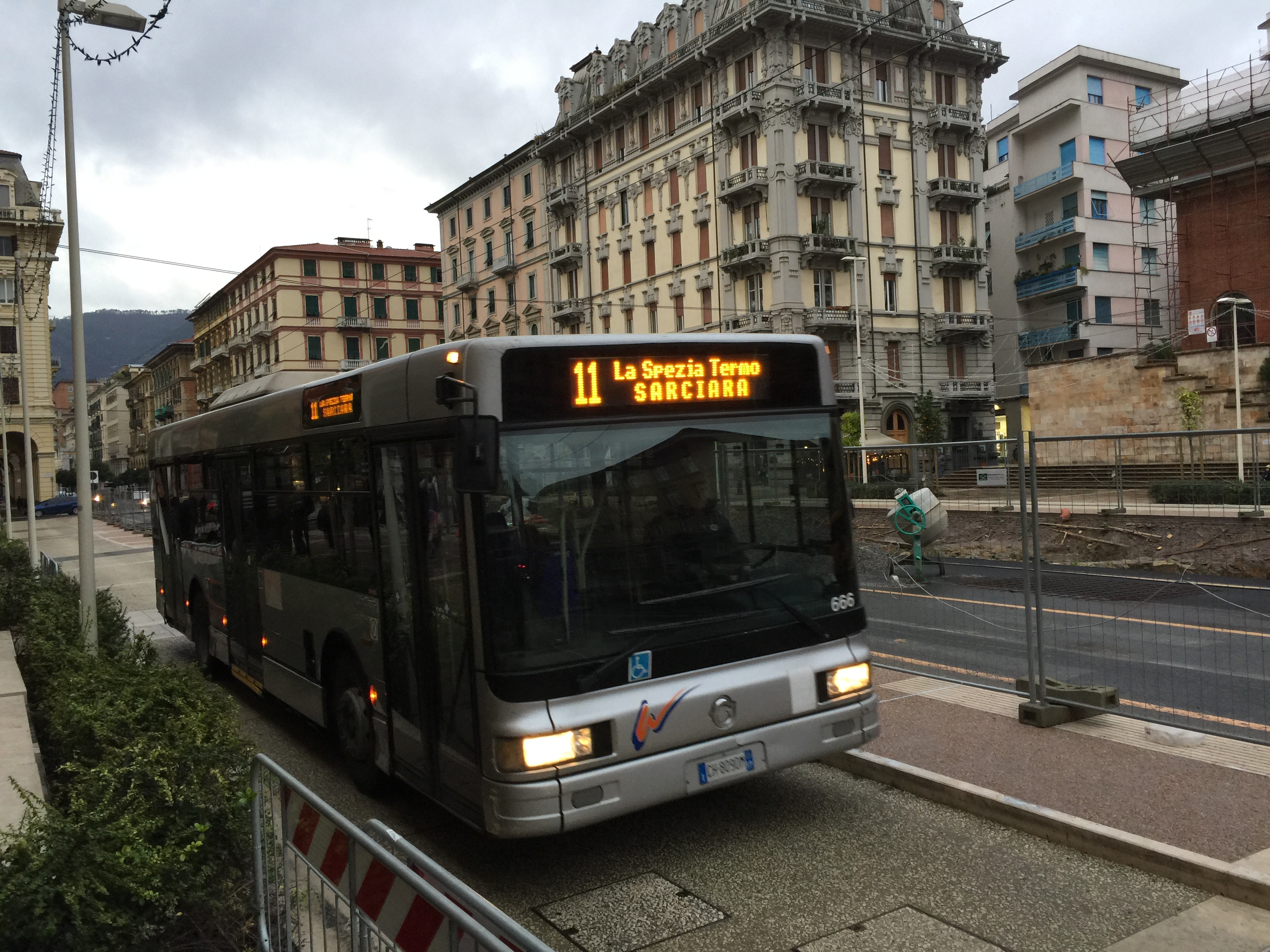 Corsie bus in piazza Verdi, Mori: 