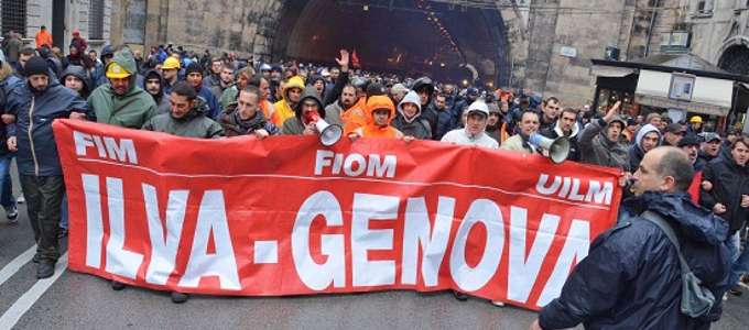 Ilva, spallate alla porta della sala del Municipio: occupata dai lavoratori