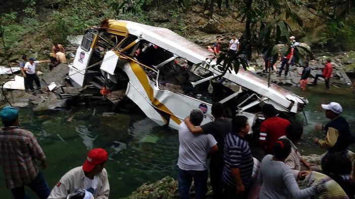 Messico, autobus in un burrone, 20 morti tra calciatori e tifosi