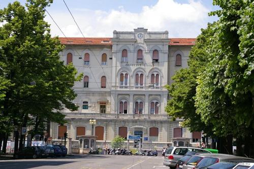 Lavori all'ospedale Sant'Andrea, donna in crisi allergica per una colla