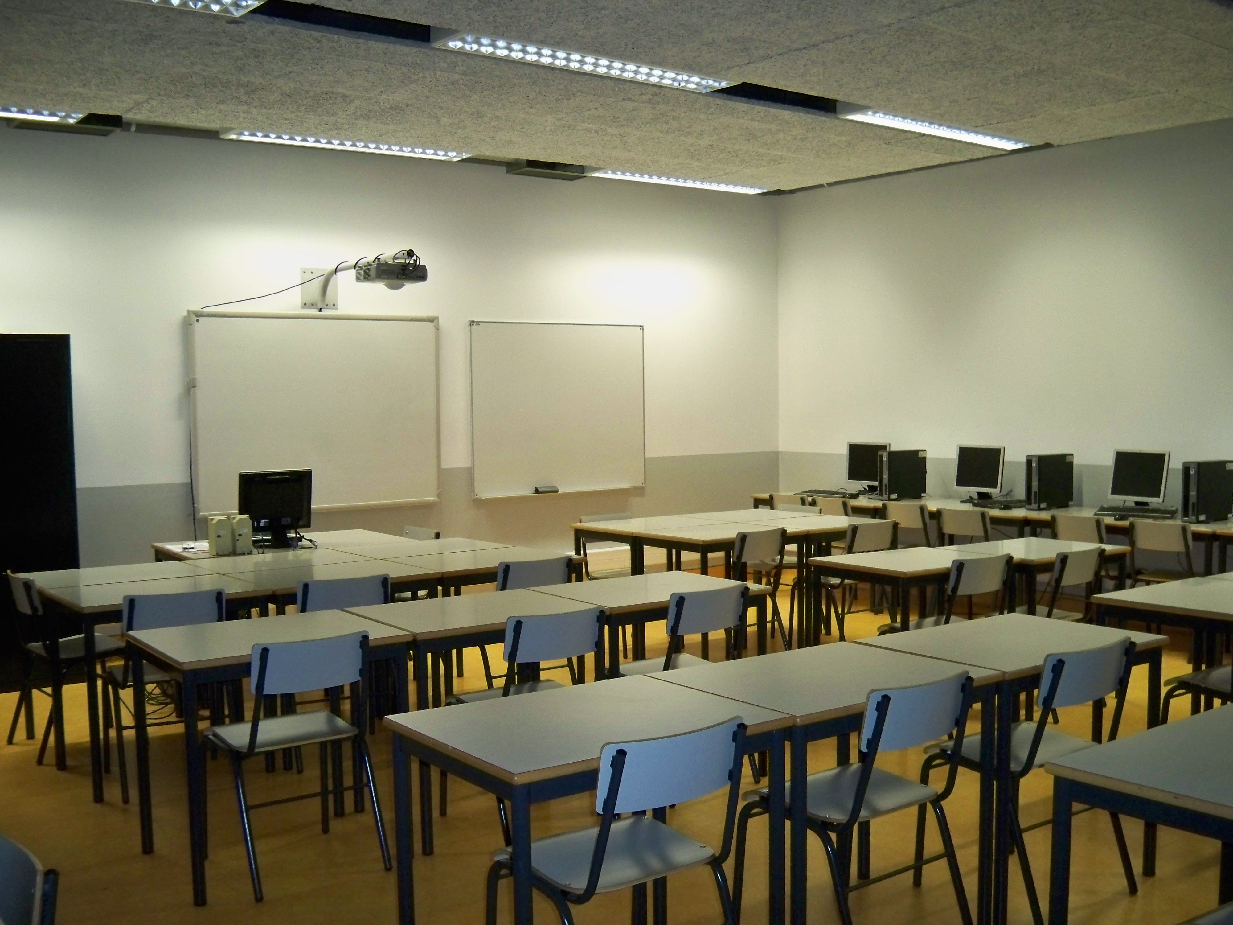 Aule fredde, gli studenti fanno assemblea in piazza 