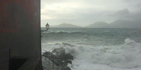 Mare molto mosso, allerta burrasca per tutta la giornata