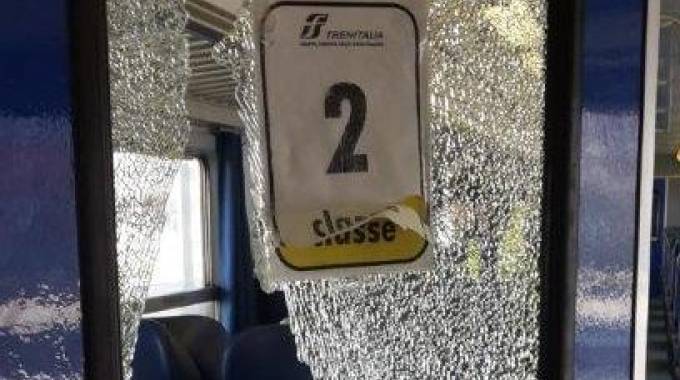 Tre treni vandalizzati in una sola giornata, disagi per i viaggiatori in Liguria