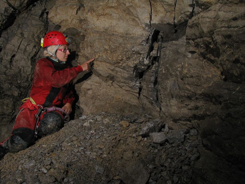 Speleologa ferita in una grotta nel  bolognese