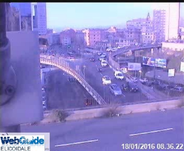 Incidente in Sopraelevata, traffico rallentato verso il centro di Genova