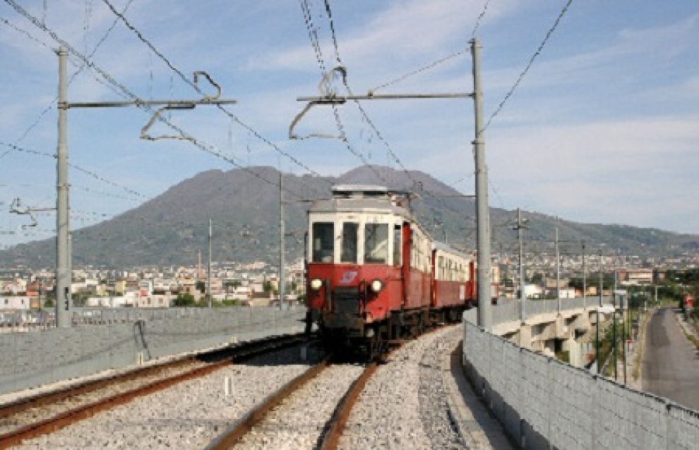 Pietre contro un treno, ferita passeggera 