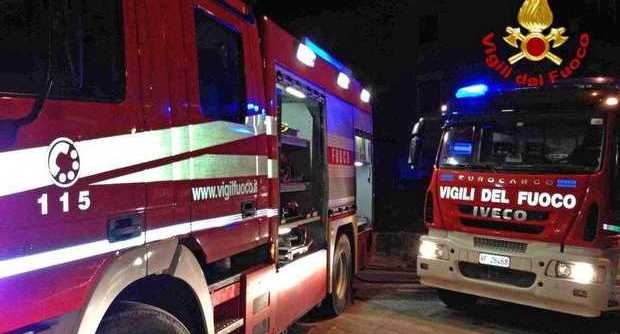 Camion in fiamme sull'A10, conducente illeso