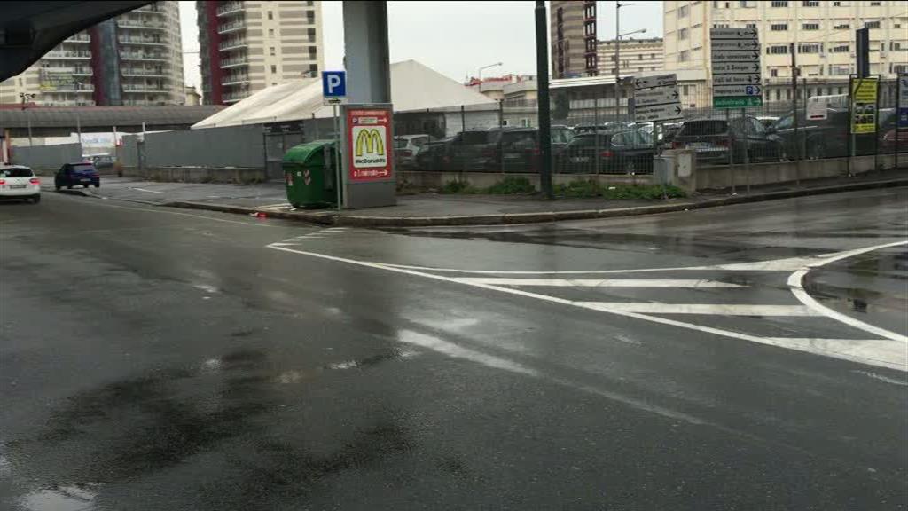 Venditore di fiori travolto in via di Francia, caccia all'investitore: sarebbe una guardia giurata