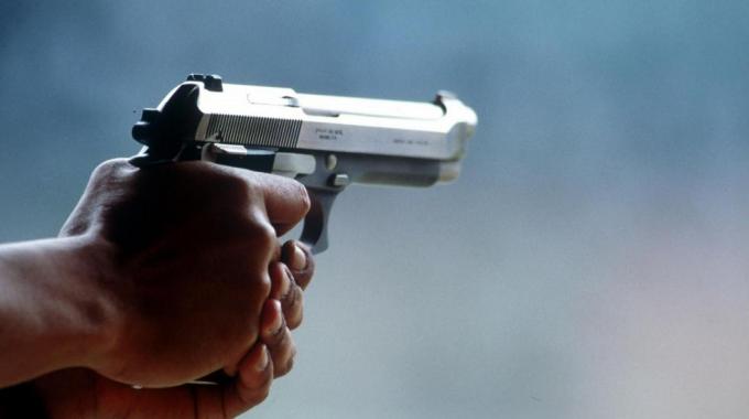 Arrestato rapinatore che ha sparato un colpo di pistola in gioielleria