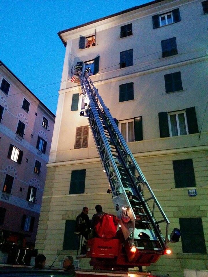 I vicini lasciano i fagioli sul fuoco, intervengono i pompieri a Genova Foce