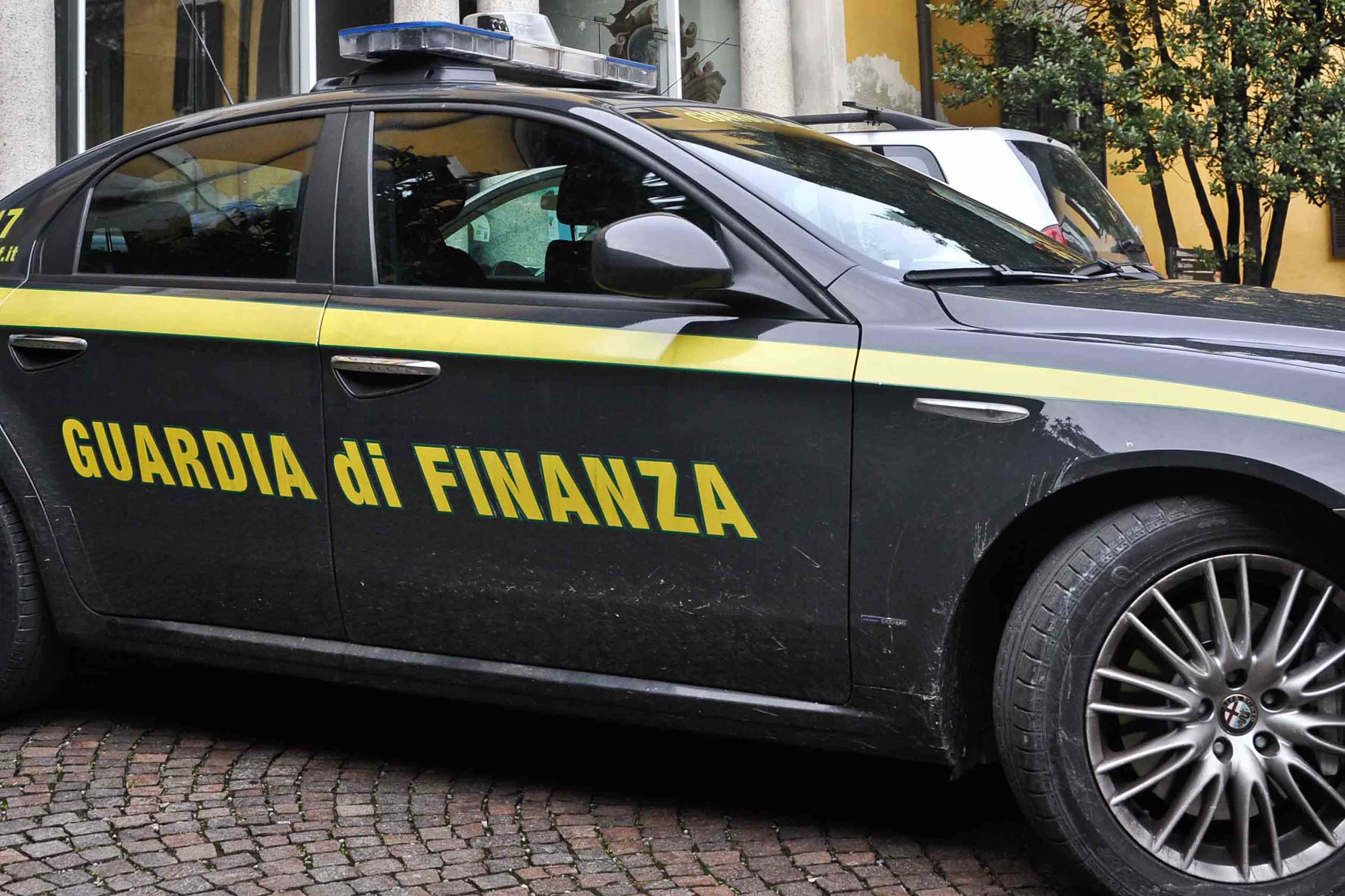 Oltre mille capi di moda 'taroccati', maxi sequestro della Guardia di Finanza 