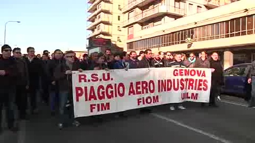 Piaggio Aero, lite in manifestazione: sindacalista manda operaio all'ospedale