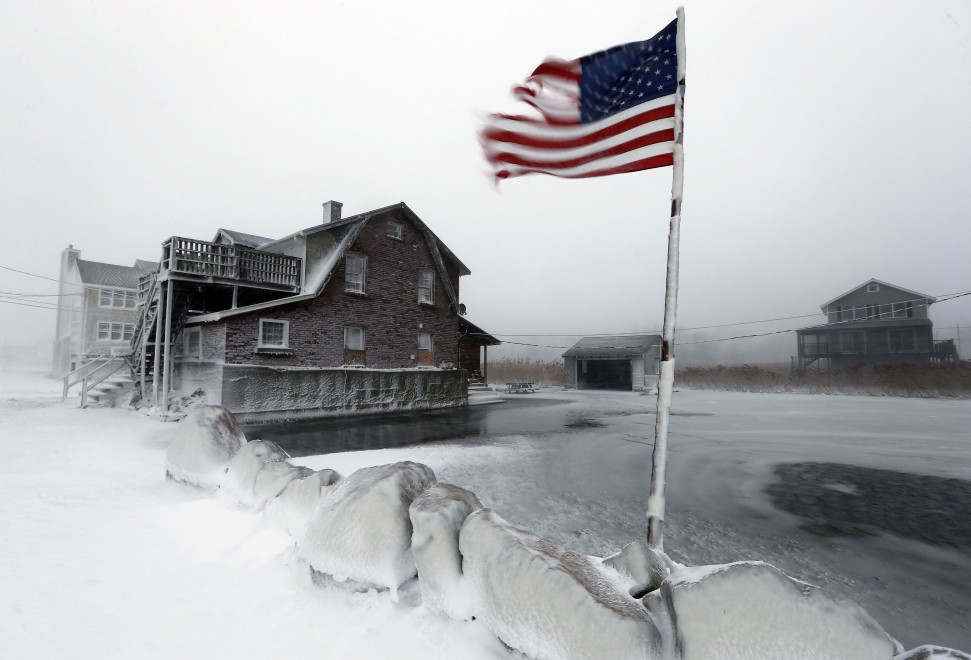 Tempesta di neve, a Chicago cancellati mille voli 