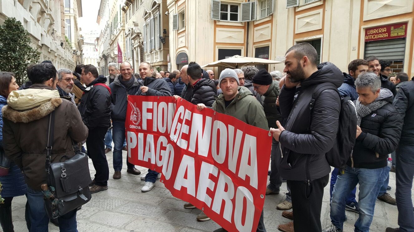 Corteo lavoratori Piaggio Aero e presidio davanti al Comune 