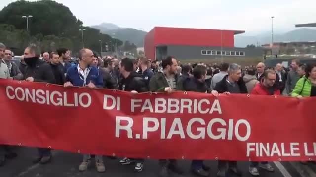 Botte in corteo Piaggio Aero, il sindacato: 