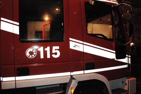 Incendio a Genova Molassana, in fiamme il tetto di una palazzina