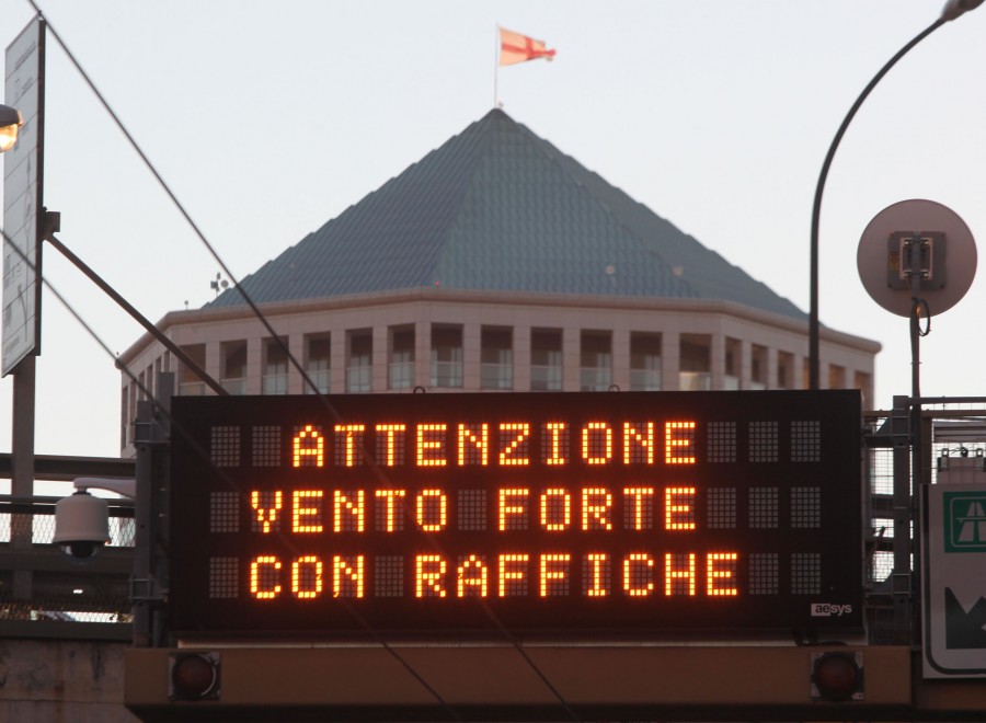 Vento forte, stop sulla Sopraelevata a moto, telonati e furgonati