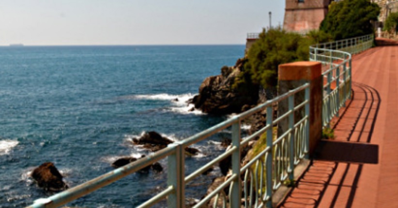 Volontari dipingono la ringhiera della passeggiata di Nervi 