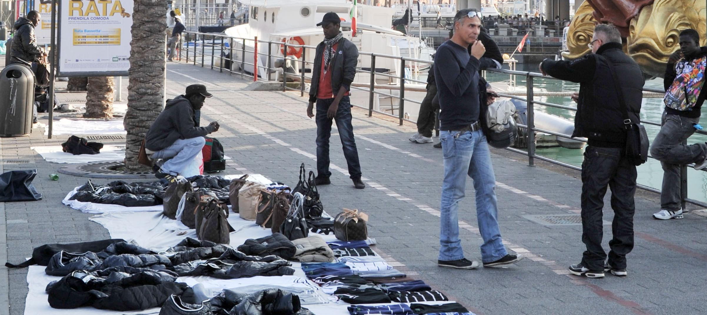 Genova, ambulante vende scarpe taroccate: condannato a risarcire la Hogan